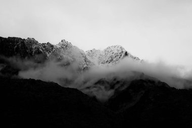 Güney adasında kar zirvesi, Yeni Zelanda. Fotoğraf 2019 kışında çekildi. Siyah ve beyaz.