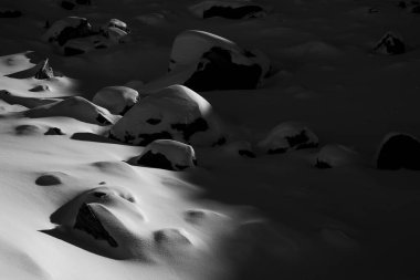 Yeni Zelanda 'nın güneyindeki kar dağının bir parçası. Siyah beyaz karlı güzel bir manzara..