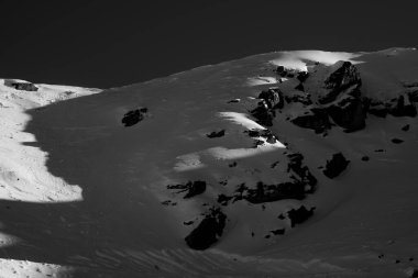 Yeni Zelanda 'nın güneyindeki kar dağının bir parçası. Siyah beyaz karlı güzel bir manzara..