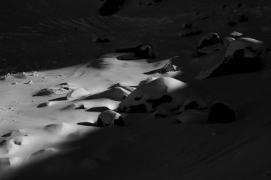 Yeni Zelanda 'nın güneyindeki kar dağının bir parçası. Siyah beyaz karlı güzel bir manzara..
