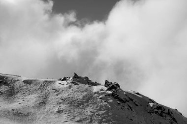Güney adasında kar zirvesi, Yeni Zelanda. Fotoğraf 2019 kışında çekildi. Siyah ve beyaz.