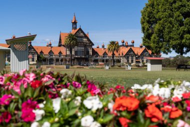 8 / 3 / 2020 Devlet Bahçeleri, Rotorua, Yeni Zelanda 'daki çiçeklerle güzel manzara.