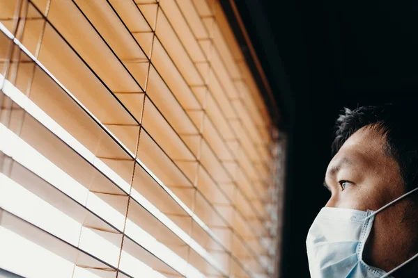 Hombre Asiático Aislamiento Mirando Través Persianas Ventana Hombre Con Máscara —  Fotos de Stock