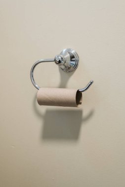 Tuvalet duvarında kağıt mendil asılı. Ekranın içi boş.