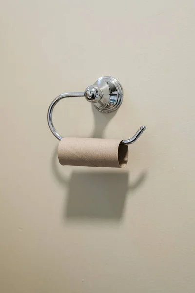 Tuvalet duvarında kağıt mendil asılı. Ekranın içi boş.