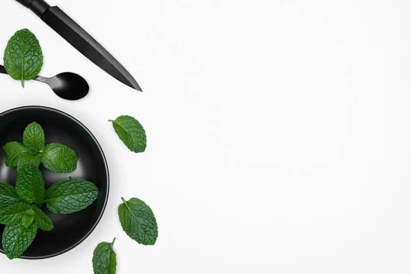Mangkuk Hitam Pisau Dan Sendok Dengan Herbal Segar Mints Diisolasi — Stok Foto