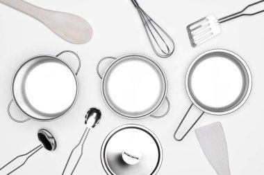 Paslanmaz çelik mutfak aletleri beyaz arka planda izole edilmiş. Kopyalama alanı.