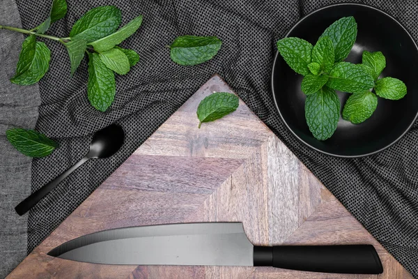 Svart Skål Kniv Och Sked Med Färska Örter Mint Mörk — Stockfoto