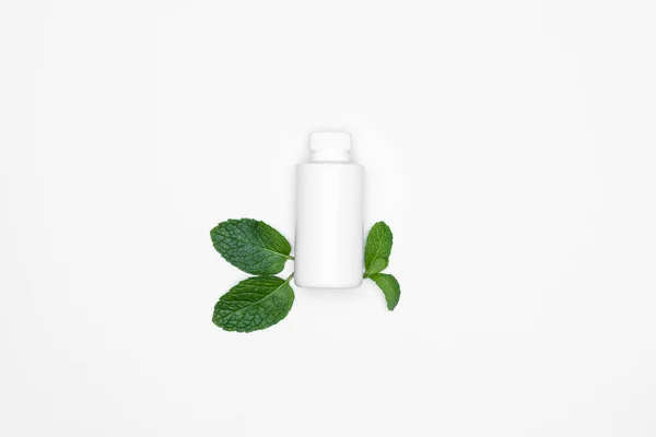 Sebuah Botol Putih Dengan Herbal Segar Mint Diisolasi Dengan Latar — Stok Foto