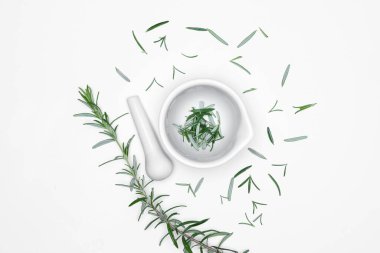 Beyaz arka planda izole edilmiş biberiyeli havan öğütücü ilacı. Kopyalama alanı.