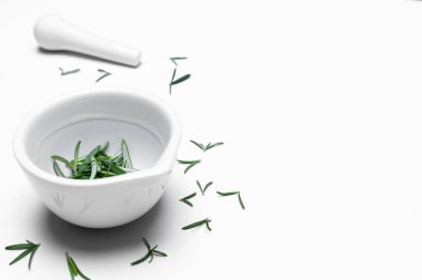 Beyaz arka planda izole edilmiş biberiyeli havan öğütücü ilacı. Kopyalama alanı.