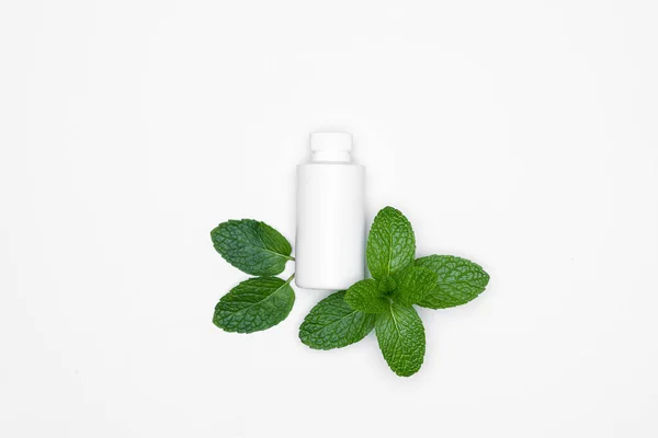 Sebuah Botol Putih Dengan Herbal Segar Mint Diisolasi Dengan Latar — Stok Foto