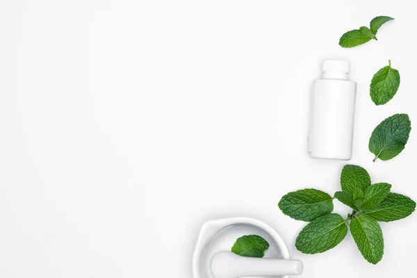 Obat Mortir Grinder Dan Botol Dengan Herbal Segar Mints Diisolasi — Stok Foto