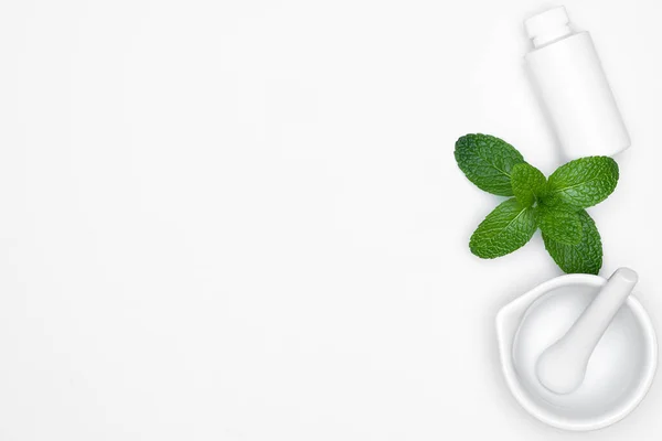 Mortier Médicaments Broyeur Bouteille Avec Des Herbes Fraîches Menthe Isolée — Photo