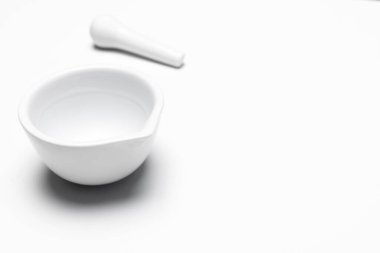 Beyaz arka planda izole edilmiş bir havan öğütücü ilacı. Kopyalama alanı.