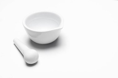 Beyaz arka planda izole edilmiş bir havan öğütücü ilacı. Kopyalama alanı.