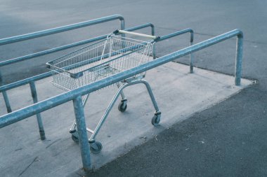 Gün batımında otoparktaki tramvaya park etmek..