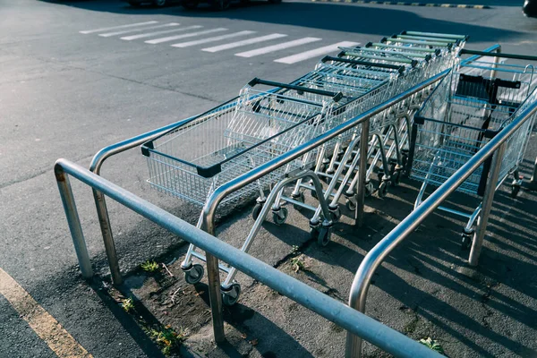 Parkování Vozíku Parkovišti Parkoviště Při Západu Slunce — Stock fotografie