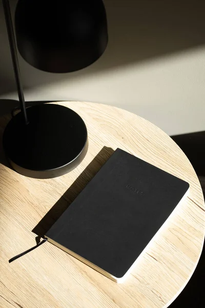 Lampe Noire Livre Noir Sur Table Avec Lumière Soleil Près — Photo