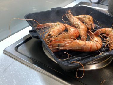 Karides mi kaplan karidesi mi? Kara tavada ızgara mı? (seçici odaklanma)