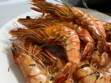 Beyaz tabakta karides ya da kaplan karidesi. (seçici odaklanma)