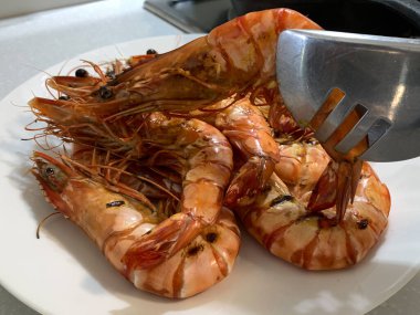 Beyaz tabakta karides ya da kaplan karidesi. (seçici odaklanma)