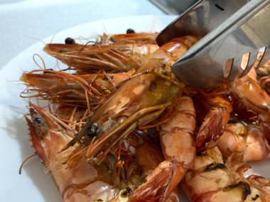 Beyaz tabakta karides ya da kaplan karidesi. (seçici odaklanma)