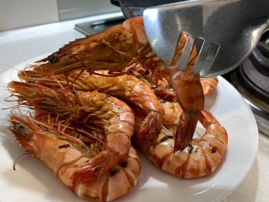 Beyaz tabakta karides ya da kaplan karidesi. (seçici odaklanma)