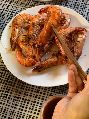 Karides ya da kaplan karidesi yemek masasında beyaz tabakta kızartılmış. (seçici odaklanma)