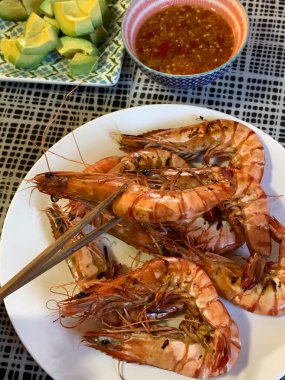 Karides ya da kaplan karidesi, avokadoyla birlikte beyaz tabakta kızartılmış. (seçici odaklanma)