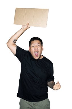Siyah tişört giymiş sakallı Asyalı işçi elinde beyaz bir karton tutuyor. Protesto, dikkat, istek kavramı. Metin için yer veya alanı kopyala. kırpma yolu.