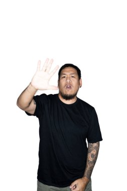 Kot pantolon giymiş, beyaz arka planda dur işareti yapan Asyalı sakallı bir işçi. Protesto, dikkat, istek kavramı. Metin için yer veya alanı kopyala. kırpma yolu.