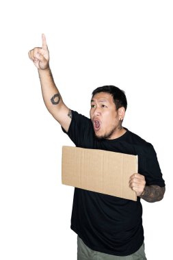 Siyah tişört giymiş sakallı Asyalı işçi elinde karton ve beyaz arka planda işaret parmağı tutuyor. Protesto, dikkat, istek kavramı. Metin için yer veya alanı kopyala. kırpma yolu.