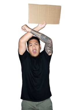 Siyah tişörtler giymiş sakallı Asyalı işçi beyaz arka planda çapraz kollarını gösterirken karton tutuyor. Protesto, dikkat, istek kavramı. Metin için yer veya alanı kopyala. kırpma yolu.