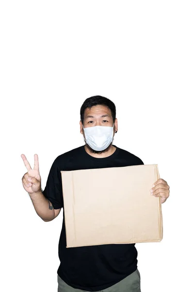 Γενειοφόρος Ασιάτης Εργάτης Ντυμένος Μαύρα Μπλουζάκια Ιατρική Μάσκα Κρατάει Χαρτόνι — Φωτογραφία Αρχείου