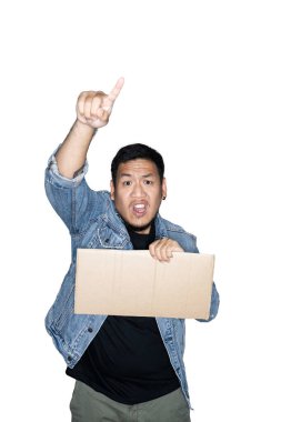 Kot pantolon giymiş sakallı Asyalı işçi elinde mukavva tutuyor ve beyaz arka planda işaret parmağı gösteriyor. Protesto, dikkat, istek kavramı. Metin veya kopyalama alanı için yer. Kesme yolu.