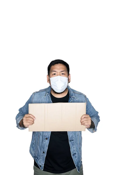 Γενειοφόρος Ασιάτης Εργάτης Ντυμένος Τζιν Ιατρική Μάσκα Κρατάει Χαρτόνι Λευκό — Φωτογραφία Αρχείου
