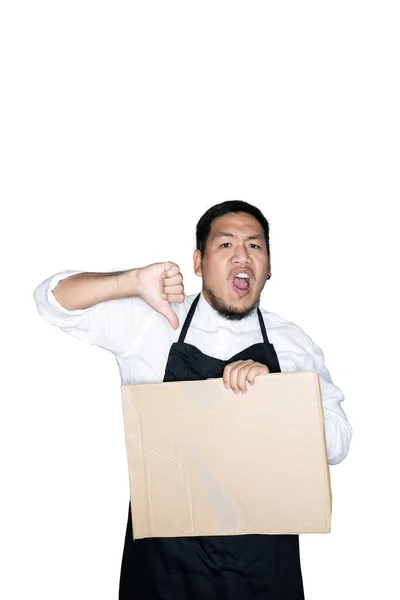 身穿黑色围裙的大厨留着胡子的亚洲男子侍者拿着纸板 在白色的背景下展示大拇指 要求的概念 放置文字或复制空间 收割路径 — 图库照片