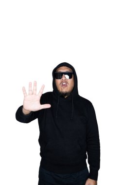 Siyah kapüşonlu, beyaz arka planda dur işareti yapan Asyalı sakallı adamlar. Protesto, dikkat, istek kavramı. Metin veya kopyalama alanı için yer. Kesme yolu.