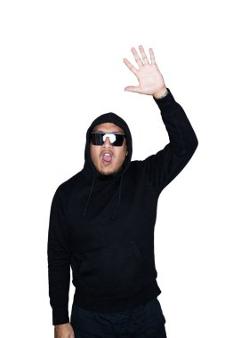 Siyah kapüşonlu, beyaz arka planda dur işareti yapan Asyalı sakallı adamlar. Protesto, dikkat, istek kavramı. Metin veya kopyalama alanı için yer. Kesme yolu.