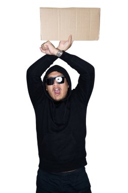 Siyah kapüşonlu sakallı Asyalı adamlar beyaz arka planda çapraz kollarını gösterirken karton tutuyorlar. Protesto, dikkat, istek kavramı. Metin veya kopyalama alanı için yer. Kesme yolu.