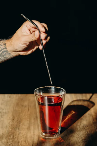 Homme Tenant Paille Métallique Paille Inoxydable Dessus Verre Boisson Sucrée — Photo