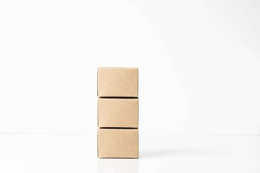 Karton kutu grubu kırpma yolu ile beyaz arkaplan izole.