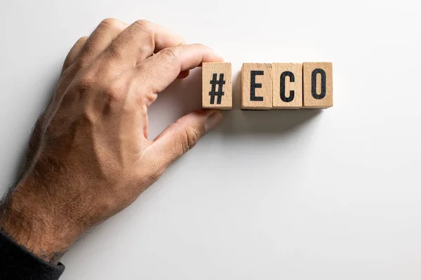 Eco Texte Cube Bois Sur Fond Blanc Avec Main Homme — Photo