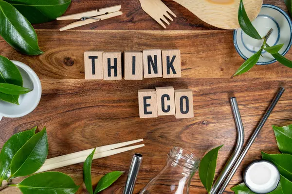 Деревянный Кирпич Словами Think Eco Деревянном Фоне Концепция Eco Символом — стоковое фото