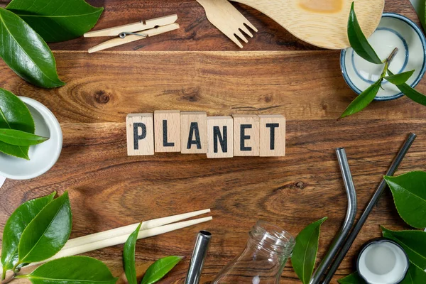 Dřevěná Cihla Slovy Planet Dřevěném Podkladu Eco Koncept Symbolem Recyklace — Stock fotografie