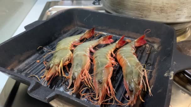 Lento Movimento Gamberetti Alla Griglia Gamberetti Padella Accesa Cucina Casalinga — Video Stock