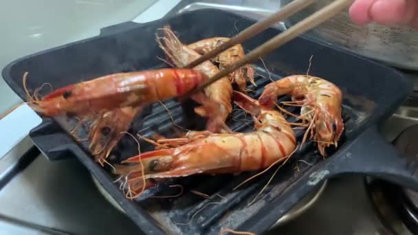 Mouvement Lent Crevette Grillée Des Crevettes Sur Poêle Enflammée Cuisine — Video