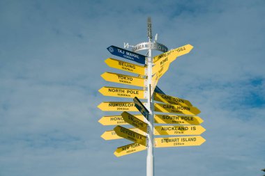 6 / 5 / 2020 Hedef tahtası mavi gökyüzüne karşı ve gözcü noktasında bulutlu, Oamaru, Yeni Zelanda