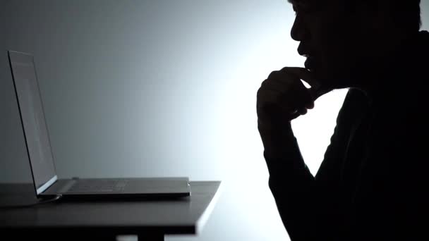 Laptop Çalışan Asyalı Siluet Adam Beared Man Notebook Evden Çalışıyor — Stok video